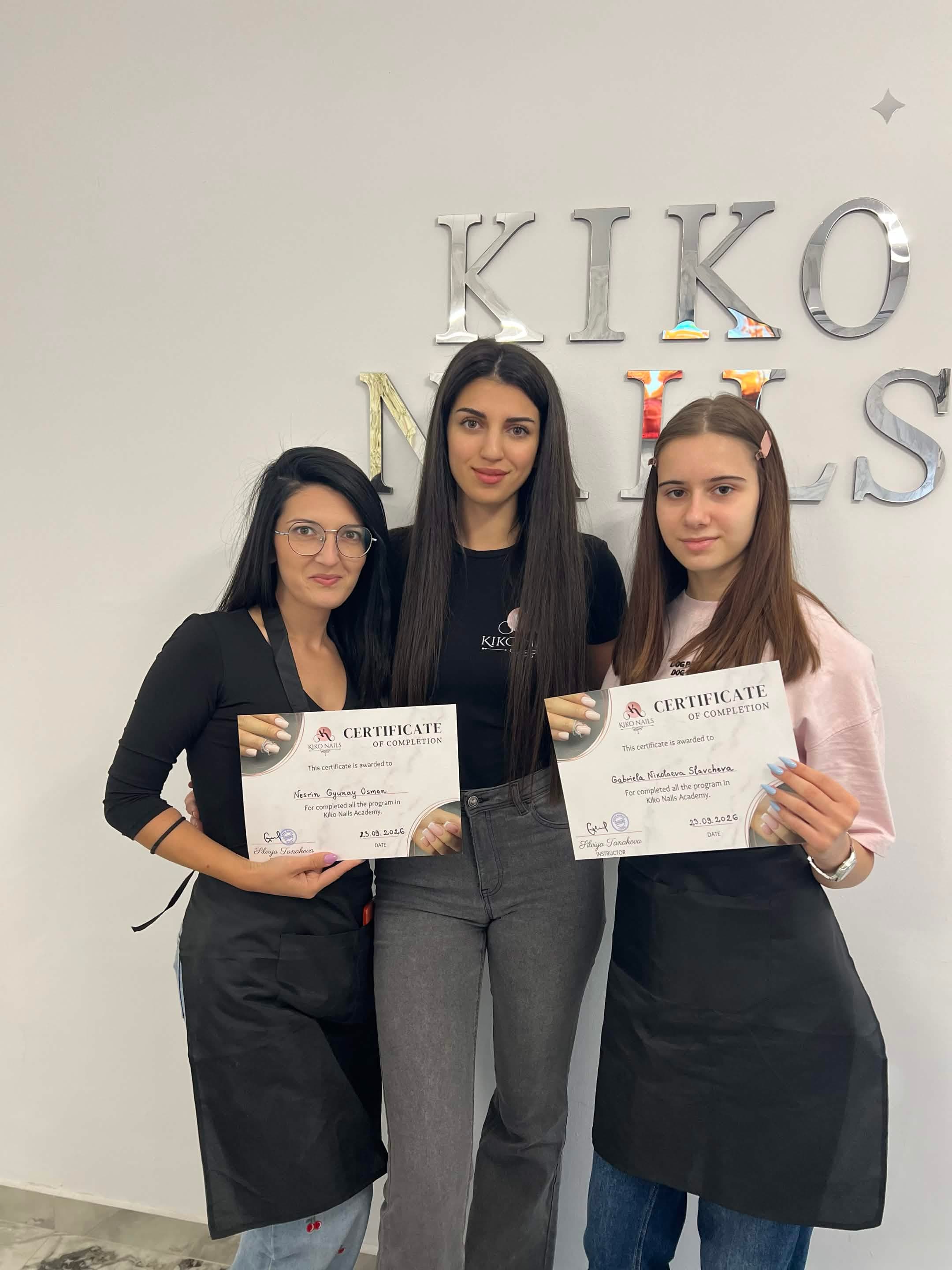 Курсистки със сертификати след завършено обучение в Kiko Nails Academy